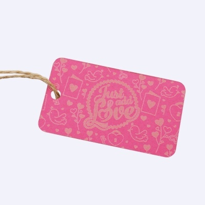 Etiqueta cor-de-rosa com texto Just add Love e padrão de corações e pombas