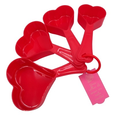 Colheres medidoras vermelhas em forma de coração com etiqueta rosa