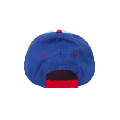 Boné azul com detalhes vermelhos visto de trás