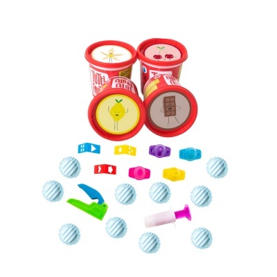 Quatro tubinhos coloridos com tampas vermelhas e pequenos acessórios coloridos em fundo branco