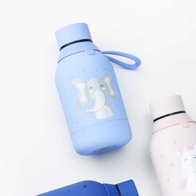 Frascos de água infantis coloridos com desenhos de elefante e unicórnio