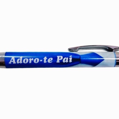 Caneta azul com texto 'Adoro-te Pai'