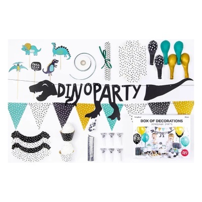 decoração para festa infantil dinossauros com balões, bandeirolas coloridas e toppers em forma de dinossauros