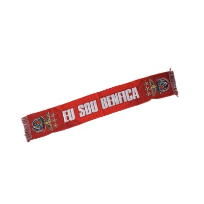 Cachecol vermelho com frase EU SOU BENFICA e símbolos com coroas