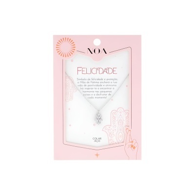 Colar em aço com pingente da Mão de Fátima em cartão rosa com texto e desenhos