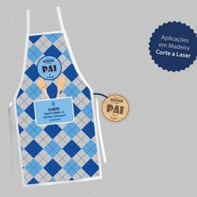 Avental azul e branco com padrão xadrez e medalha redonda de madeira com texto para pai