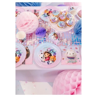 Mesa de festa infantil com pratos, copos e guardanapos rosa com personagens animados, cupcakes decorados e elementos decorativos em rosa, azul e roxo.