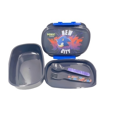 Lanterna cinza com tampa azul e imagem do Sonic, contendo talheres de plástico.