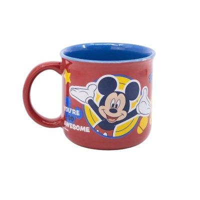 Caneca vermelha com interior azul e desenho do Mickey Mouse