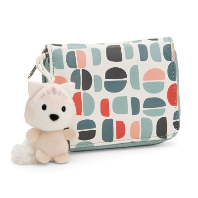 Carteira feminina com padrão geométrico colorido e pendente de pelúcia de cão.