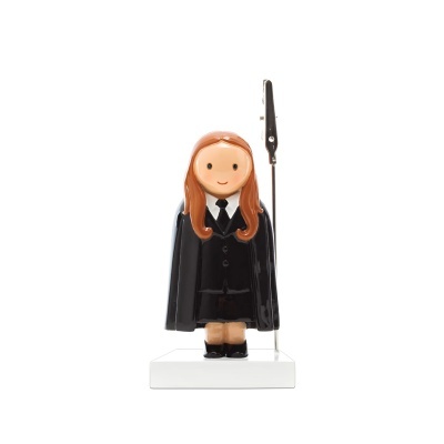 Figura decorativa de personagem com capa preta em suporte branco