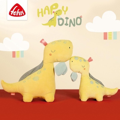Brinquedos de peluche dinossauros amarelos sobre fundo bege com nuvens e texto