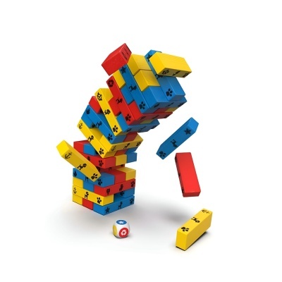 Jogo de blocos coloridos em empilhamento instável com dado colorido no chão