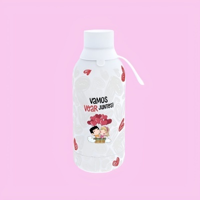 Garrafa térmica branca decorada com corações e casal em balão, texto 'VAMOS VOAR JUNTOS!'