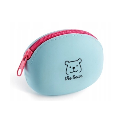 Bolsa pequena azul claro com fecho rosa e desenho de urso