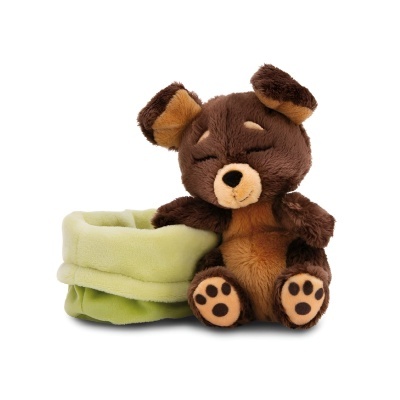 Urso de peluche castanho ao lado de cesta verde clara