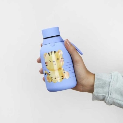 Garrafa azul clara com desenho de tigre amarelo na mão