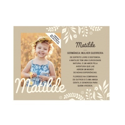 Cartaz com foto de menina loira com vestido azul e coroa de flores amarelas, texto em português sobre a personalidade Matilde