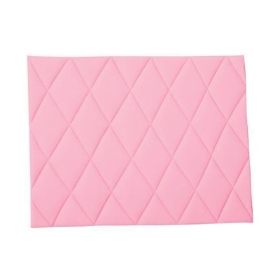 Tapete rosa com padrão de losangos acolchoados