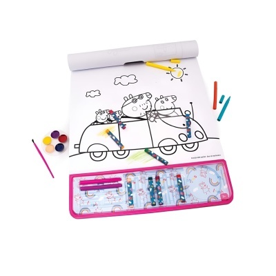 Papel para colorir com desenho de carro e personagens, lápis de cor, pincel, tintas e caixa rosa.