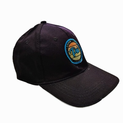 Boné preto com bordado redondo colorido e texto