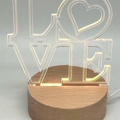 Abajur LED decorativo com base de madeira e palavra LOVE em acrílico
