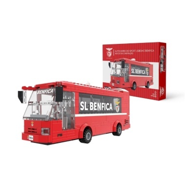 Autocarro vermelho de blocos com texto SL BENFICA, frente com BENFICA, e caixa do produto no fundo
