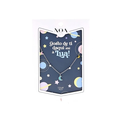 Colar com pingente de lua e estrelas na embalagem com texto em português e design espacial