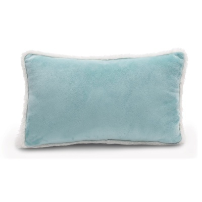 Almofada azul claro com bordas brancas felpudas