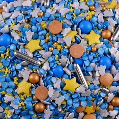 Confeitos de açúcar coloridos com várias formas e cores para decoração de bolos