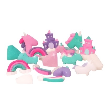 Borracha em forma de unicórnio, castelo e arco-íris coloridos