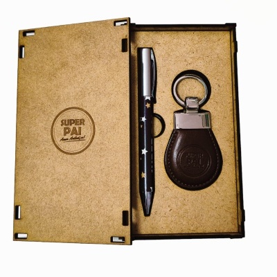 Conjunto oferta caneta e porta-chaves em caixa de madeira gravada Super Pai