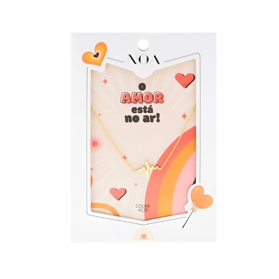 Colar dourado com pendente de linha de batimento cardíaco em embalagem branca decorada com corações e texto sobre amor