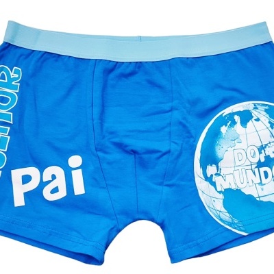 Boxer azul com texto e imagem do globo terrestre