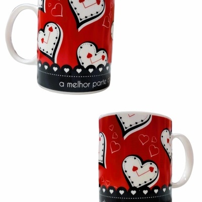 Caneca vermelha com corações e texto em português