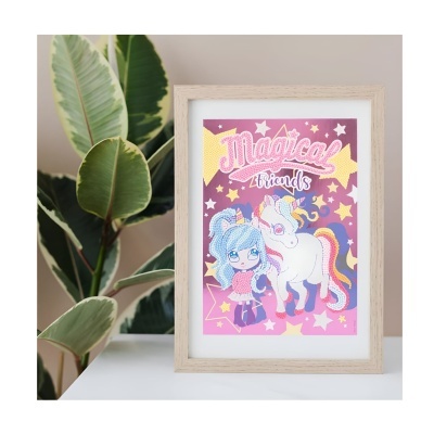 Quadro decorativo com arte colorida de personagem de desenho animado e unicórnio, ao lado de planta com folhas verdes