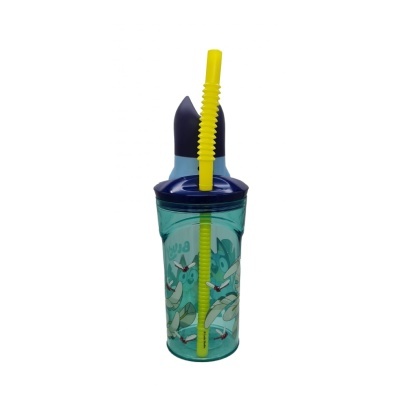 Copo plástico azul com tampa e palhinha amarela com ilustrações de tubarões