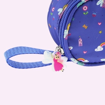 Bolsa redonda azul com padrão colorido e pendente rosa no zíper