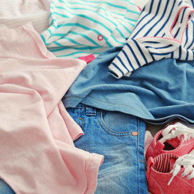 Roupas infantis coloridas sobre mesa branca