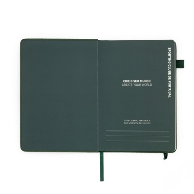 Caderno preto aberto com texto do Sporting Clube de Portugal no interior.