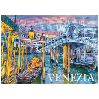 Painel de arte em mosaico com gondolas e ponte em Veneza ao anoitecer com o texto VENEZIA