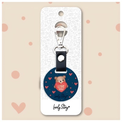 Chaveiro azul escuro com urso e coração vermelho com texto Love You