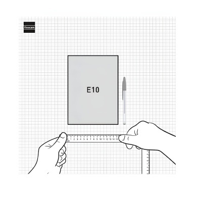 Prancha branca retangular com texto E10, caneta preta e régua em fundo quadriculado