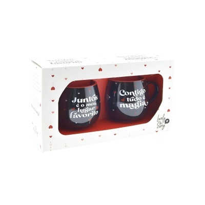Conjunto de duas canecas pretas com frases em branco numa caixa branca com corações vermelhos