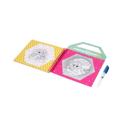 Caderno de colorir com páginas com desenhos a preto e branco e caneta azul