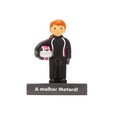 Figura decorativa de motard com capacete e base com texto em português