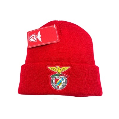 Gorro vermelho de malha com emblema do Benfica e etiqueta com logo