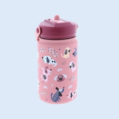 Garrafa infantil rosa com tampa roxa e desenhos de cães e arcos-íris.