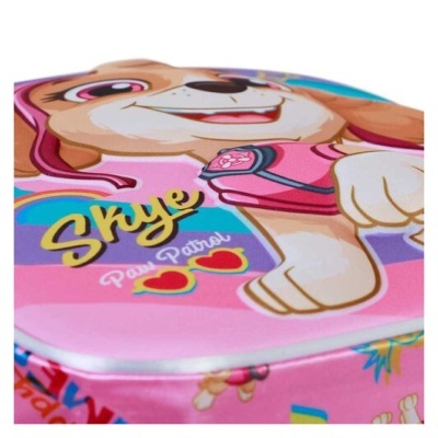 Mochila rosa com personagem Skye da Paw Patrol e textos coloridos em fundo branco
