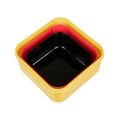 Conjunto de três tigelas quadradas de plástico coloridas empilhadas.